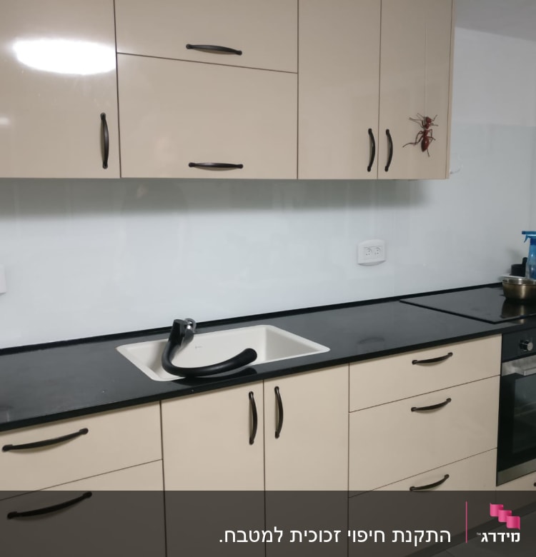 מיכל זכוכית עם נוזל כחול על השיש במטבח